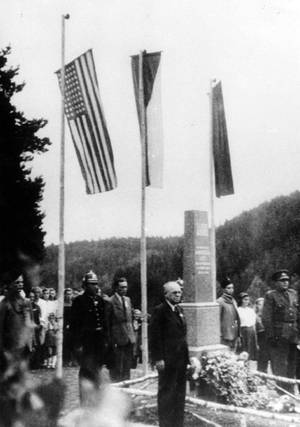 Dedication of the memorial erected to the unknown airman, 25 August 1946. (Mahr, 2011)